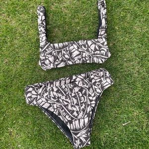 billabong bikini! S top & M bottoms! Hardly worn! No flaws.